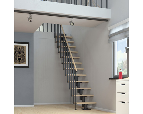 Raumansicht mit Raumspartreppe aus Holz und Metall.