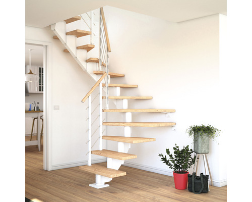 Raumansicht einer Raumspartreppe mit Holzstufen und weißem Geländer