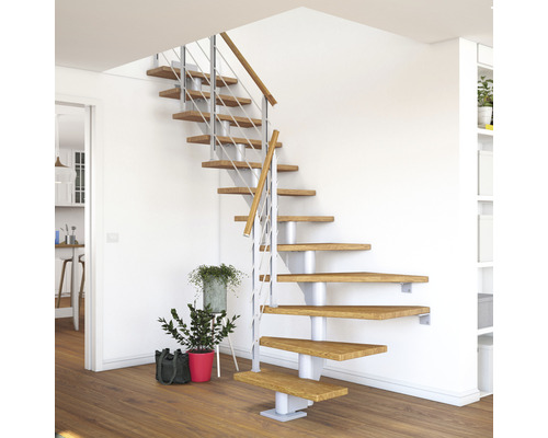 Treppe aus Holz mit Metallgeländer in einem hellen Raum