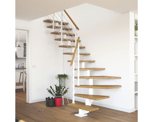 Raumansicht mit Wendeltreppe, Holzstufen und Stahlgeländer