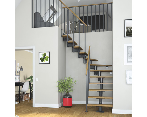 Treppe mit Holzstufen und Metallgeländer in einem Wohnraum.