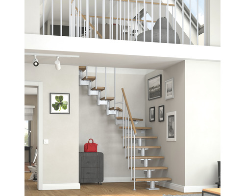 Treppe in einem Wohnraum mit Holzstufen und Geländer