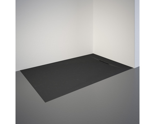 Ebenerdige Dusche mit Duschrinne im Badezimmer.