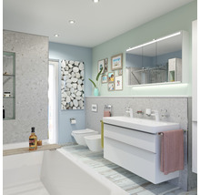 Helles Badezimmer mit Badewanne, Waschtisch, Toilette und Bidet in einem modernen Design.