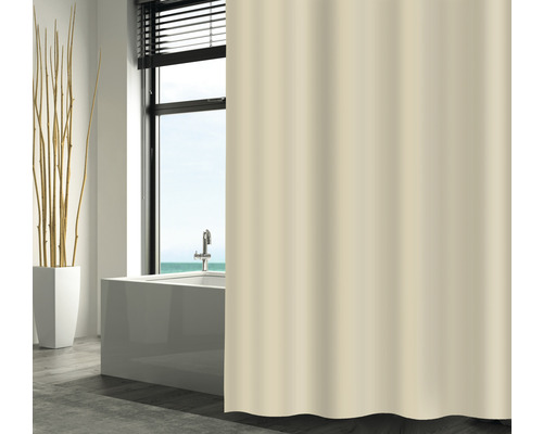 Badezimmer mit Badewanne, Fenster und Duschvorhang