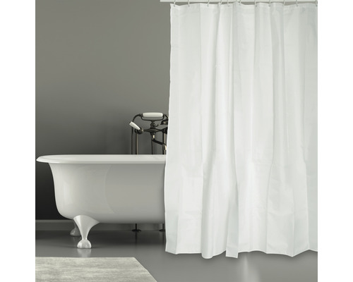 Badezimmer mit freistehender Badewanne und weißem Duschvorhang