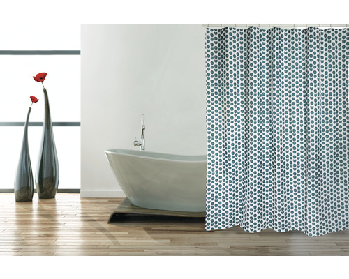 Badezimmer mit Badewanne und gemustertem Duschvorhang