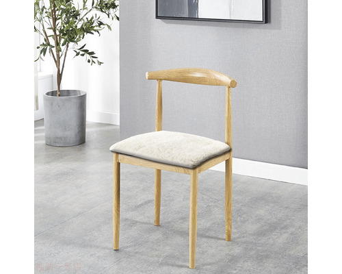 Holzstuhl mit gepolstertem Sitz