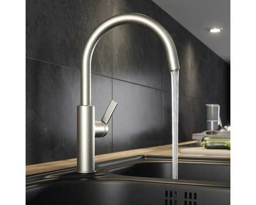 Küchenarmatur mit hohem Auslauf und fließendem Wasser