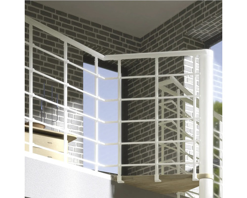 Szene einer Wendeltreppe mit weißem Geländer vor einer Backsteinwand