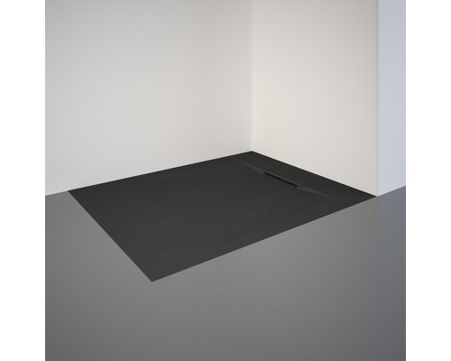 Ebenerdige Dusche mit Ablaufrinne im Badezimmer.