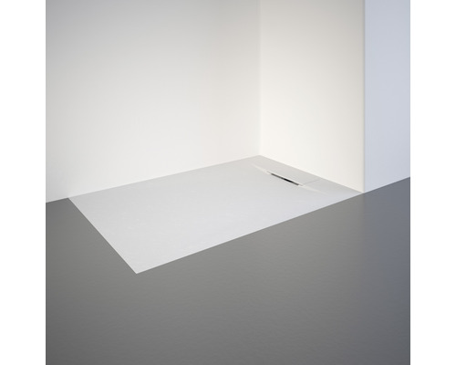 Ebenerdige Dusche mit Ablaufrinne im Badezimmer