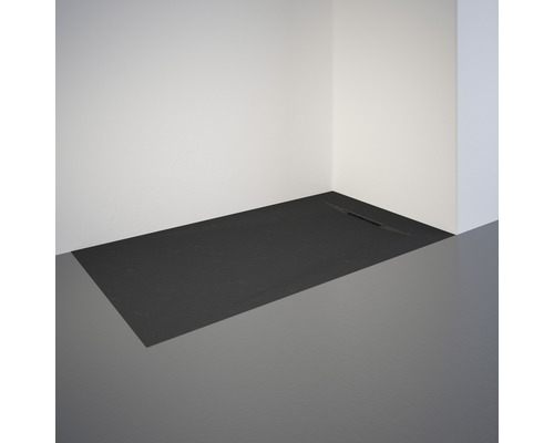 Ebenerdige Dusche mit Ablaufrinne in einem Badezimmer