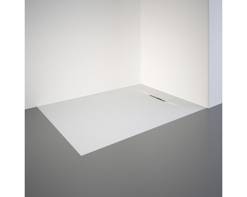 Ebenerdige Dusche mit Ablaufrinne im Badezimmer.