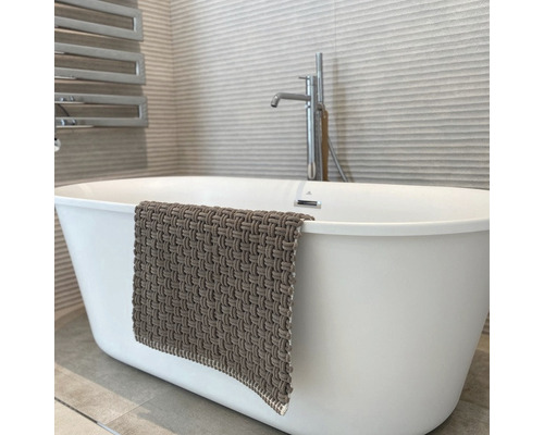 Freistehende Badewanne mit Handtuch