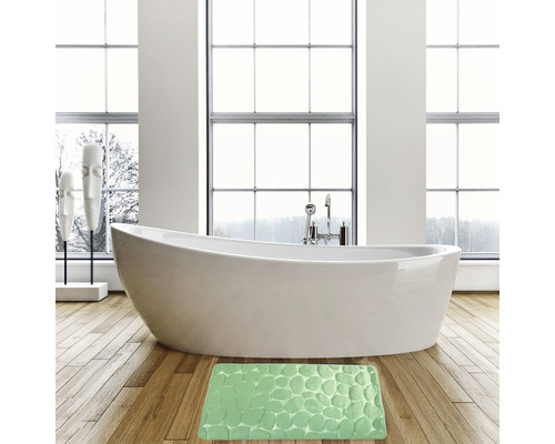 Modernes Badezimmer mit freistehender Badewanne, großem Fenster und Badematte