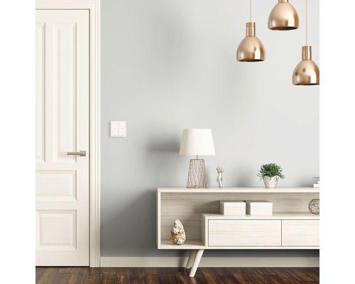 Modernes Wohnzimmer mit Tür, Kommode, Lampe und Lichtschalter