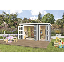 Szene mit einem Gartenhaus mit geöffneten Türen, einem Spielplatz, einem Sandkasten und Gartenmöbeln