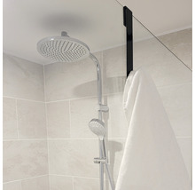 Duschkopf mit Handtuchhalterung im Badezimmer.