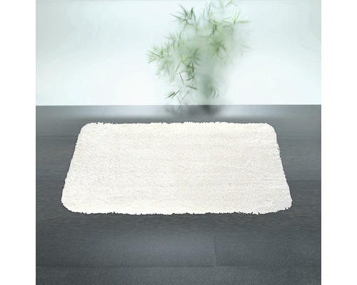 Rechteckiger, heller Badteppich auf dunklem Untergrund