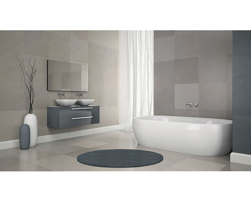 Helles Badezimmer mit Badewanne, Waschbecken, Spiegel und Dekoration