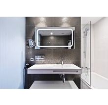 Modernes Badezimmer mit Waschbecken, Spiegel mit Beleuchtung und Badewanne mit Duschabtrennung