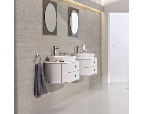 Helles Badezimmer mit zwei Waschtischen, ovalen Spiegeln und Handtuchring