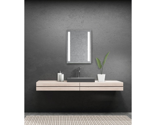 Modernes Badezimmer mit beleuchtetem Spiegel, Waschbecken und Waschtischunterschrank