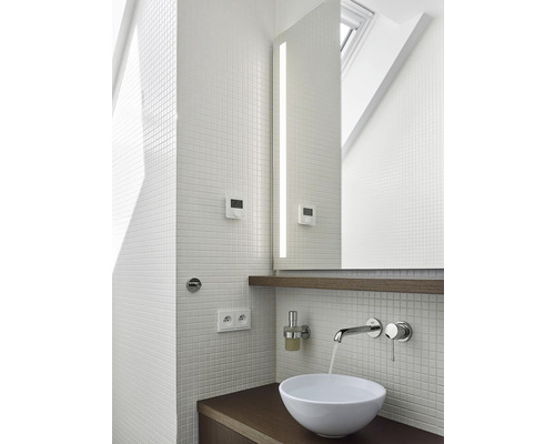 Modernes Badezimmer mit Mosaikfliesen, Waschtisch und beleuchtetem Spiegel