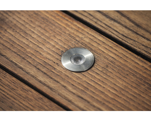 Bodeneinbaustrahler aus Metall auf Holzterrasse