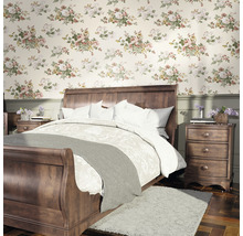 Schlafzimmer mit Doppelbett, Nachttischen und floraler Tapete