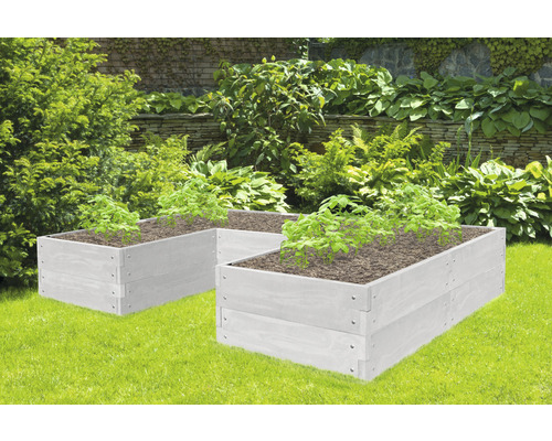 Zwei Hochbeete aus Holz im Garten