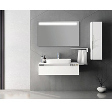 Modernes Badezimmer mit weißem Waschtisch, beleuchtetem Spiegel und Hochschrank.