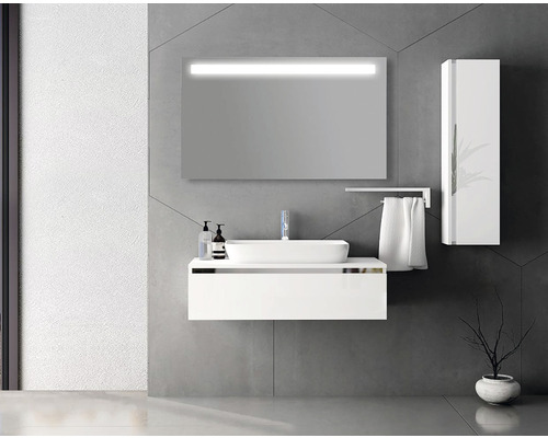 Modernes Badezimmer mit weißem Waschtisch, beleuchtetem Spiegel und Hochschrank.