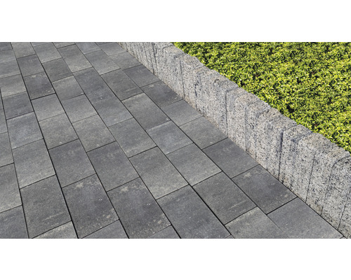 Gehwegplatten aus Beton mit Rasenkante