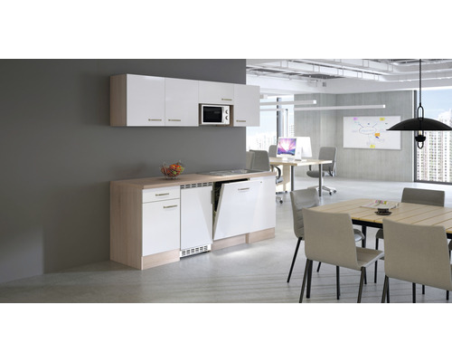 Kleine Küche mit Spülmaschine, Mikrowelle und Hängeschränken in einem Büro.