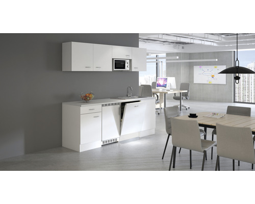 Büroküche mit Spüle, Geschirrspüler und Mikrowelle in einem hellen, modernen Büroraum