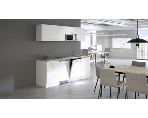 Küchenzeile mit Spüle, Geschirrspüler und Hängeschränken in einem Büro