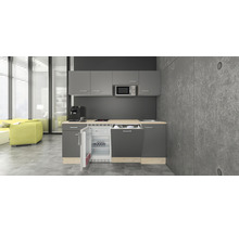 Kompakte Küchenzeile mit Unterschränken, Oberschränken, Mikrowelle und Kühlschrank in einer modern eingerichteten Wohnung