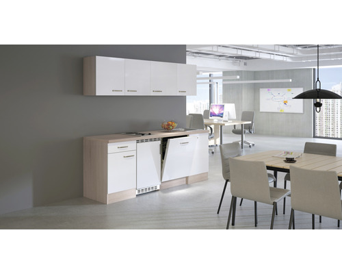 Büroküchenzeile mit Hängeschränken, Unterschränken und Geschirrspüler in einem hellen, organisierten Büroraum.