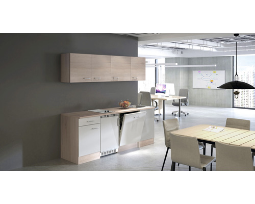 Büroküche mit Hängeschränken und integriertem Geschirrspüler in einem hellen Büro