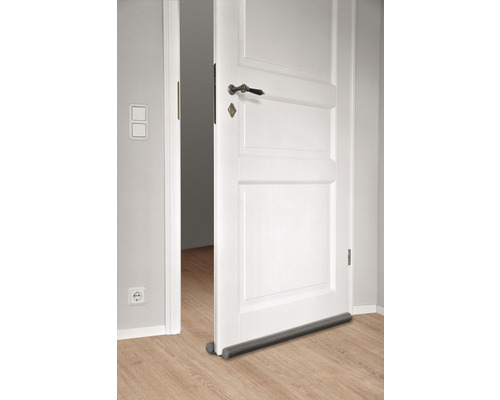 Geöffnete weiße Tür mit Zugluftstopper am Boden