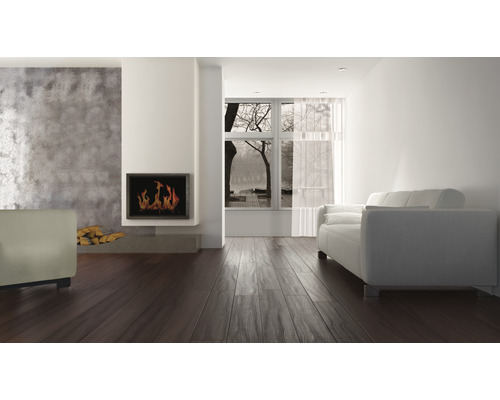 Heller Wohnraum mit Kamin, Fenster und Sofa