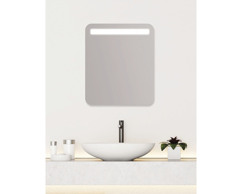 Modernes Badezimmer mit beleuchtetem Spiegel, Waschbecken und Armatur.