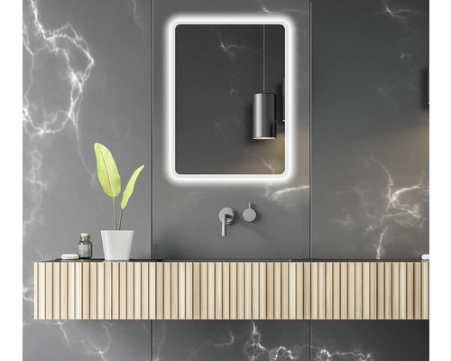 Modernes Badezimmer mit beleuchtetem Spiegel, Waschtisch und grauer Marmorwand