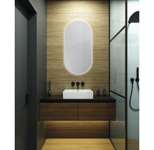 Modernes Badezimmer mit Waschtisch, Spiegel mit Beleuchtung und Dusche