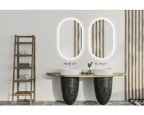 Helles Badezimmer mit zwei Waschbecken, Spiegeln mit Beleuchtung und Holzregal