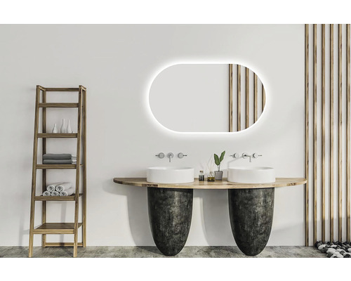 Badezimmer mit Doppelwaschbecken, beleuchtetem Spiegel, Holzregal und dekorativer Wandverkleidung