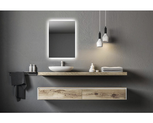 Modernes Badezimmer mit beleuchtetem Spiegel, Waschtisch, Ablage und Hängelampen