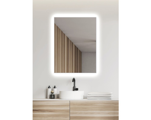 Badezimmer mit beleuchtetem Spiegel, Waschbecken und Ablagefläche